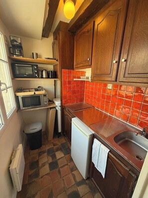 Kühlschrank, Mikrowelle, Ofen, Herdplatte