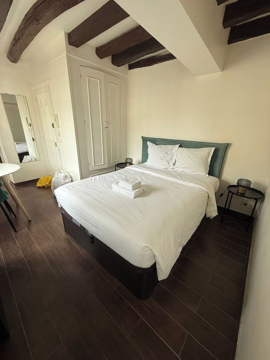 Työpöytä, silitysrauta/-lauta, vauvan matkasänky, ilmainen Wi-Fi