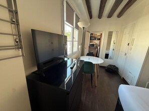 Schreibtisch, Bügeleisen/Bügelbrett, Reisekinderbett, kostenloses WLAN