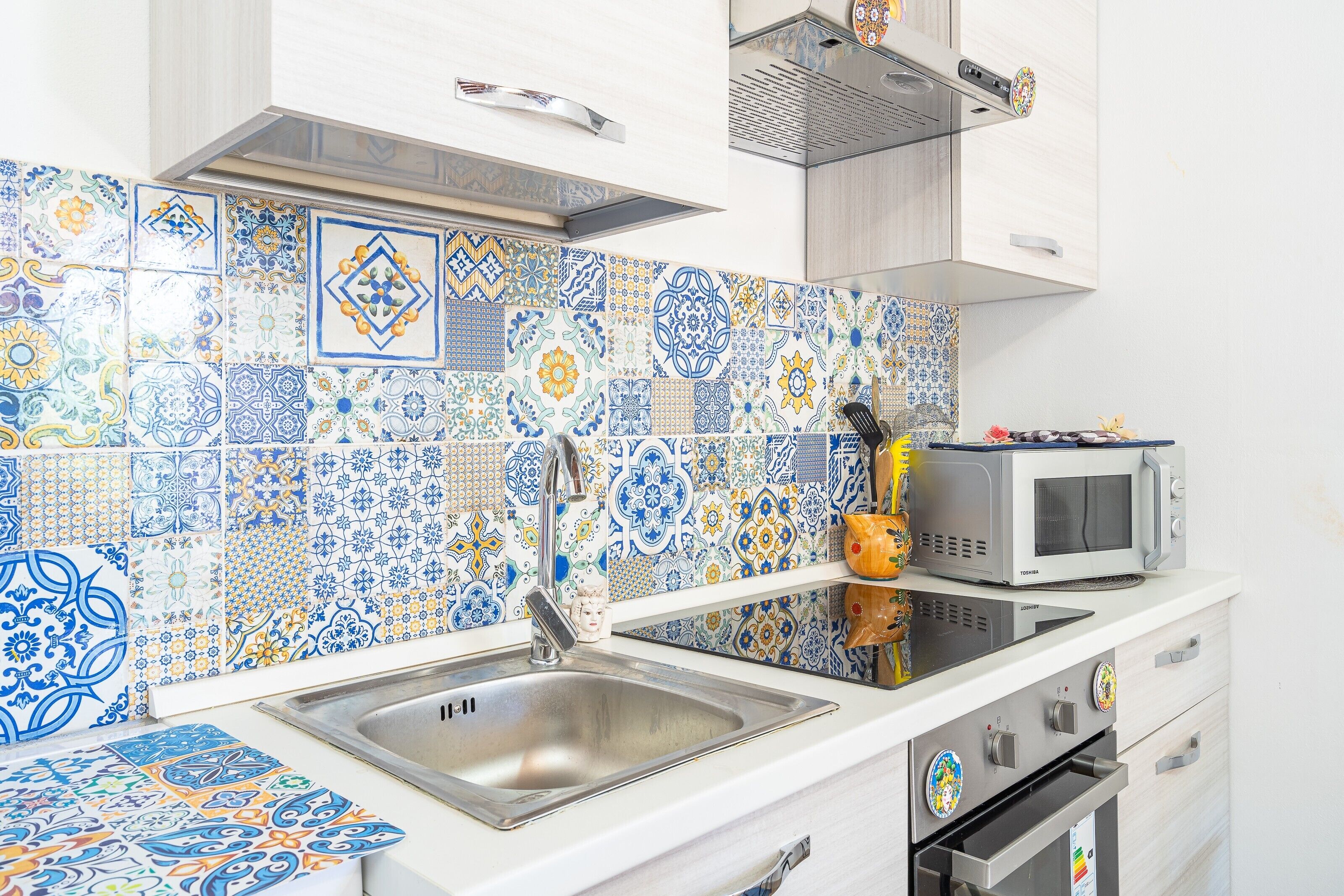 Réfrigérateur, four à micro-ondes, un four, surface de cuisson