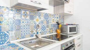 Réfrigérateur, four à micro-ondes, un four, surface de cuisson