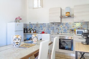 Kylskåp, mikrovågsugn, ugn och spishäll