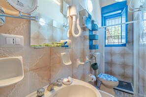 Ein Badezimmer mit Waschbecken, Toilette und Duschbereich.
