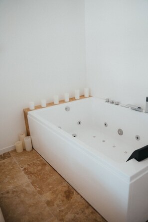 シャワー、ヘアドライヤー、タオル