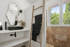 Regadera, secadora de cabello, toallas 