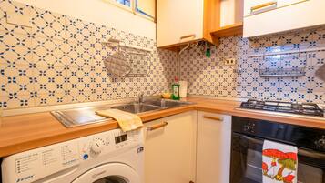 KĂŒhlschrank, Ofen, Herdplatte, Wasserkocher