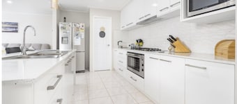 Sunset Beach b&b offers comftable living 50 metres across from the beach.