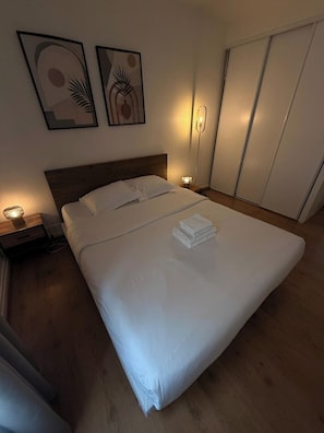 1 Schlafzimmer, Schreibtisch, Bügeleisen/Bügelbrett, Reisekinderbett
