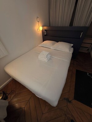 1 dormitorio, escritorio, tabla de planchar con plancha y cuna de viaje