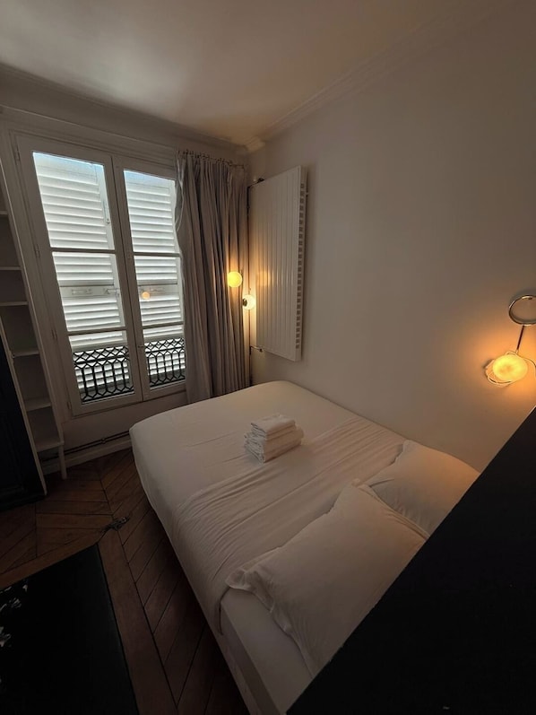 1 dormitorio, escritorio, tabla de planchar con plancha y cuna de viaje