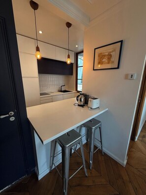 Frigorífico, horno, placa de cocina y lavavajillas