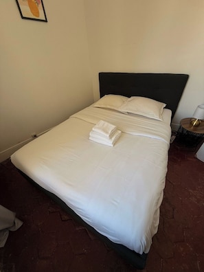 1 Schlafzimmer, Schreibtisch, Bügeleisen/Bügelbrett, Reisekinderbett