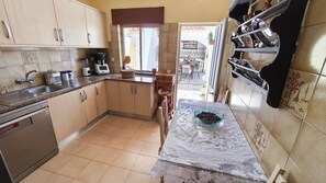 ثلاجة، ميكروويف، فرن، موقد طهي مسطح