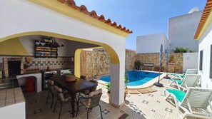 Outdoor dining - Villa 'Algarve Sun' with Shared Pool, Shared Terrace and Wi-Fi (Carvoeiro)