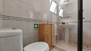 Shower, hair dryer, towels - Villa 'Algarve Sun' with Shared Pool, Shared Terrace and Wi-Fi (Carvoeiro)