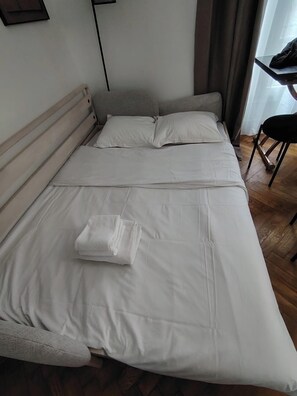 Bureau, fer et planche Ă repasser, lit parapluie, Wi-Fi gratuit