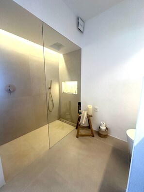 Douche, articles de toilette gratuits, sèche-cheveux