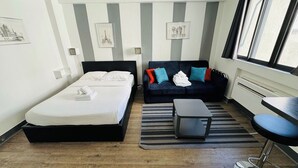 Room - BnBNook - Cozy Studio Steps from Trocadero and Arc (Paris)