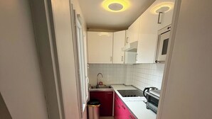 Private kitchen - BnBNook - Charming 1BR Near Louvre and Palais Royal (Paris)