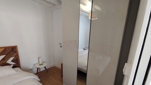 Room - BnBNook - Charming 1BR Near Louvre and Palais Royal (Paris)