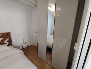 1 quarto, escrivaninha, ferros/tábuas de passar roupa, berço de viagem