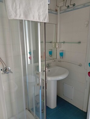 Shower, hair dryer, bidet, towels - Royal Palace and Vesuvius before you (Napoli)