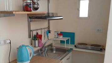 KĂŒhlschrank, Ofen, Herdplatte, Wasserkocher mit Kaffee-/Teezubehör