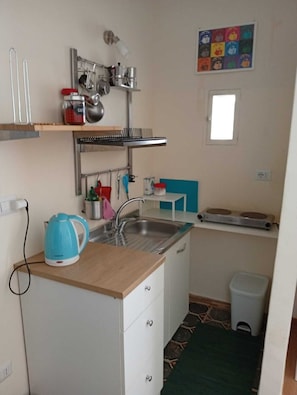 Réfrigérateur, four, plaque de cuisson, cafetière/bouilloire