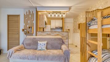 1 bedroom, bed sheets