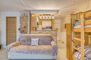 1 bedroom, bed sheets - Apartment 'Sunshine' with Private Terrace and Air Conditioning (La Grande-Motte)