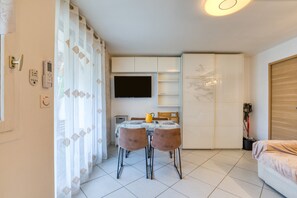 TV - Apartment 'Sunshine' with Private Terrace and Air Conditioning (La Grande-Motte)