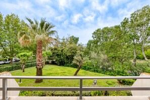 Property grounds - Apartment 'Sunshine' with Private Terrace and Air Conditioning (La Grande-Motte)