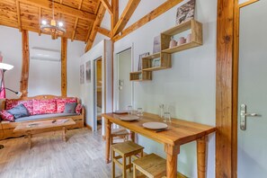 Interior - Apartment "Myosotis" with mountain view, Wi-Fi and air conditioning (Vaulnaveys-le-Bas)