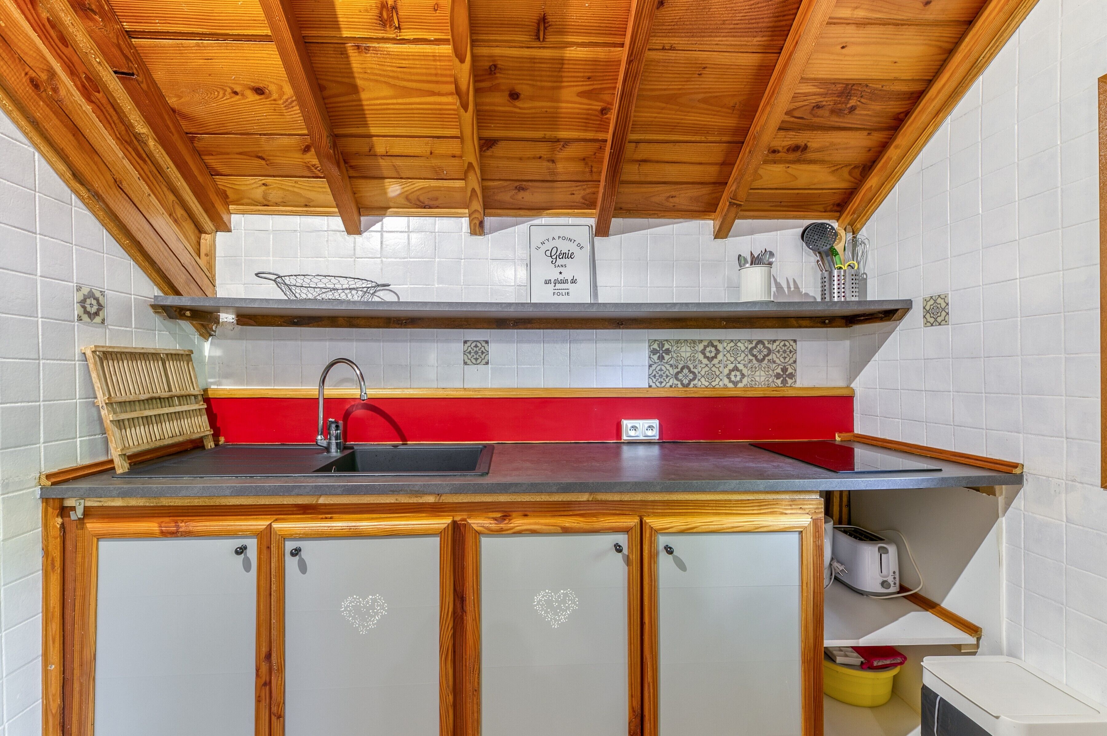 Réfrigérateur, micro-ondes, plaque de cuisson, cafetière/bouilloire