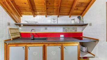 Réfrigérateur, micro-ondes, plaque de cuisson, cafetiÚre/bouilloire