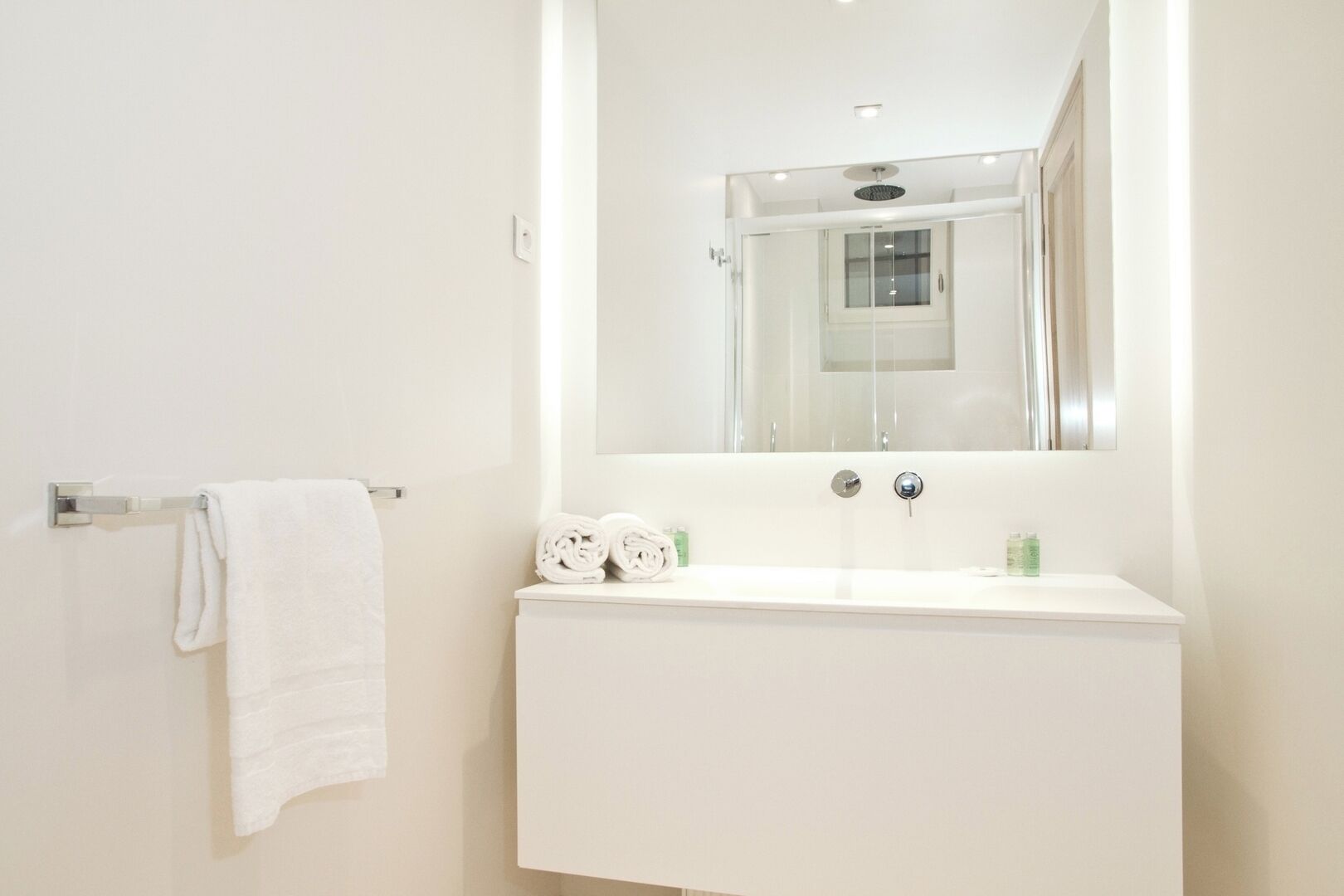 Een haardroger, handdoeken