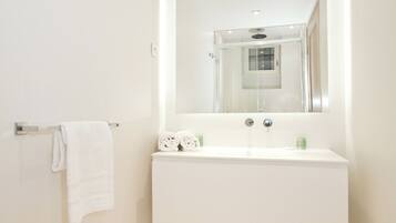 Een haardroger, handdoeken