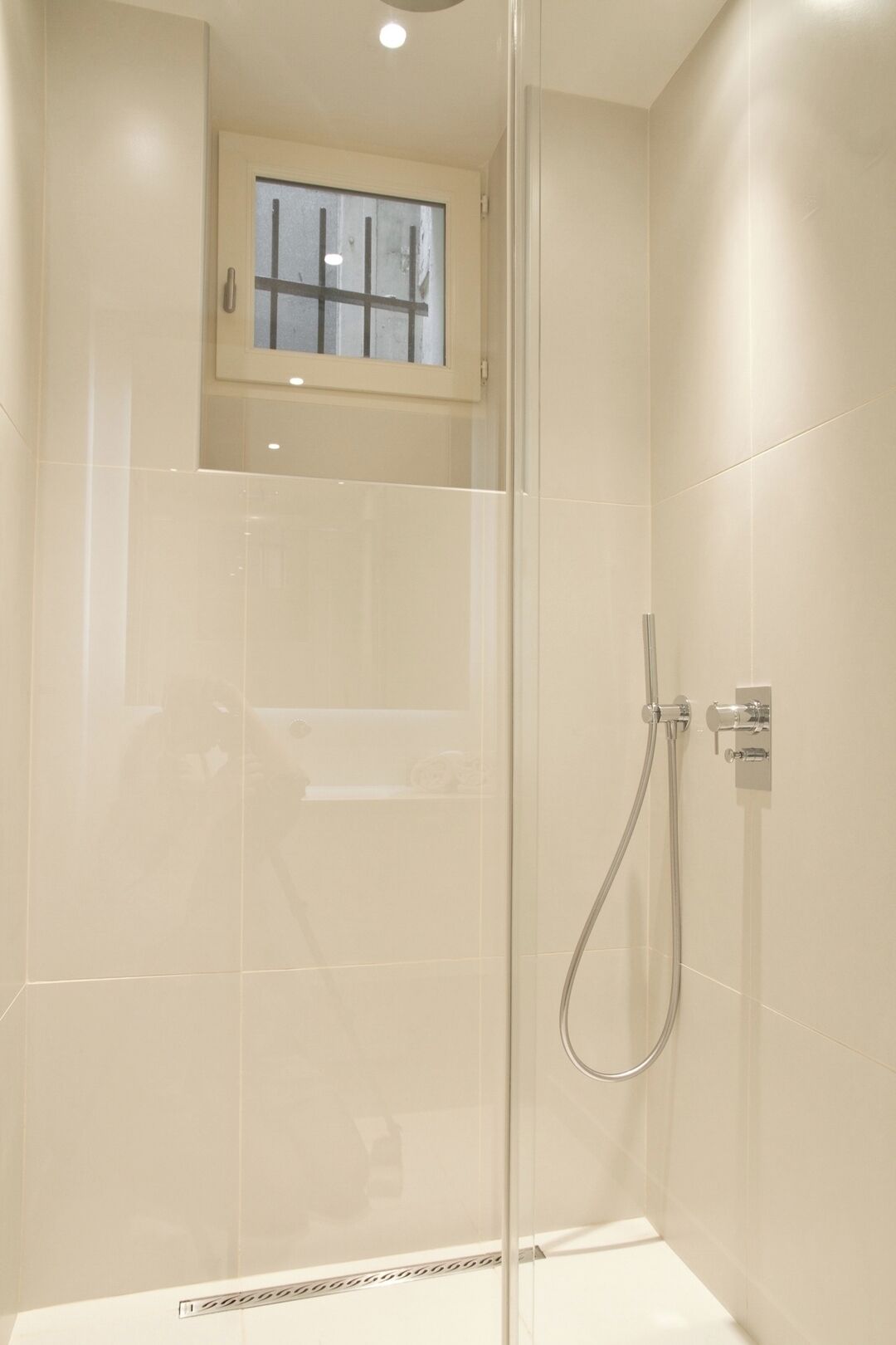 Een haardroger, handdoeken