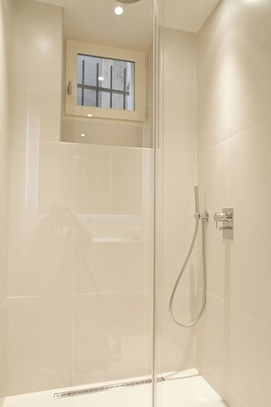 Sèche-cheveux, serviettes fournies