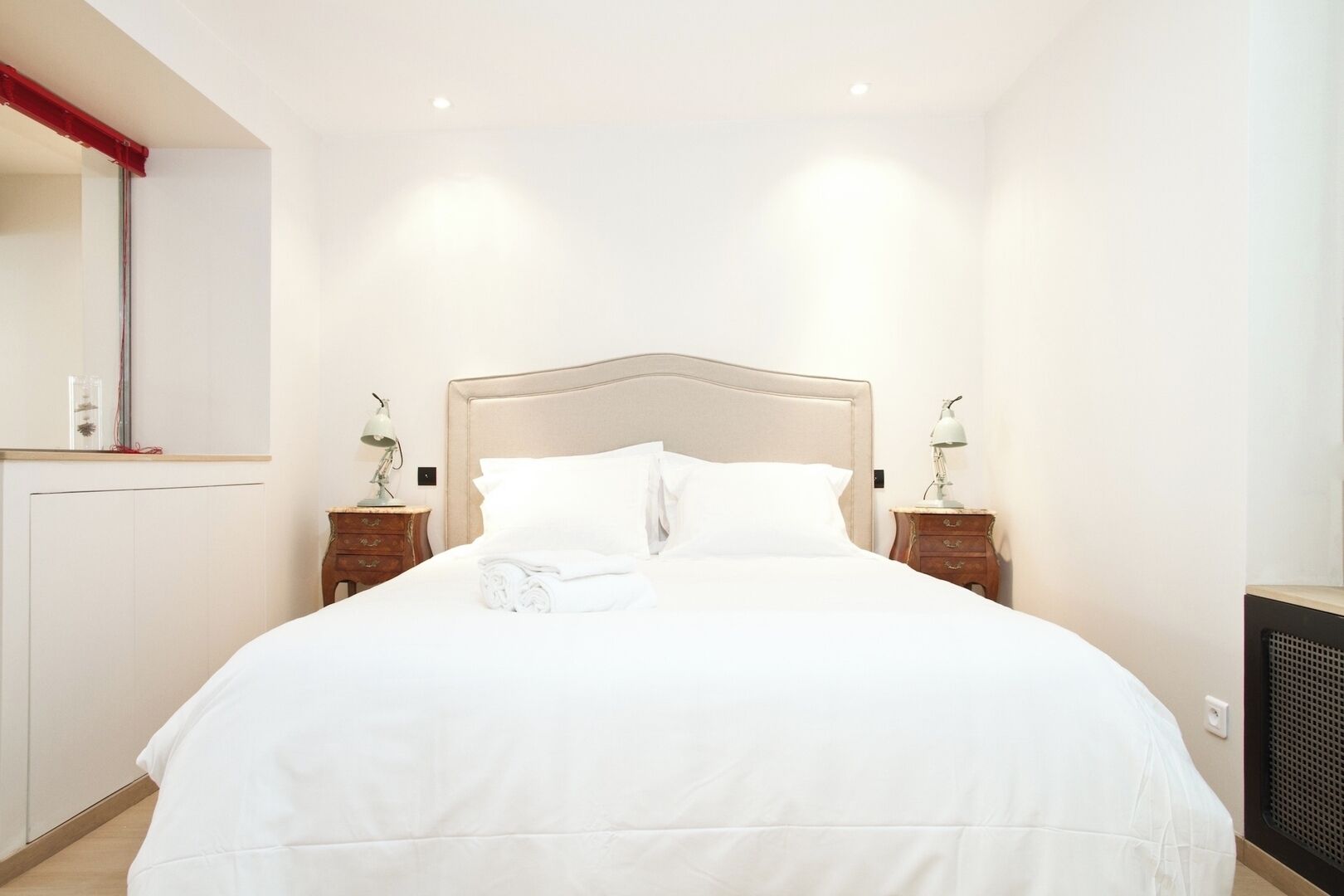 1 slaapkamer, een bureau, een strijkplank/strijkijzer, reisbedje