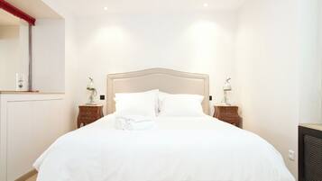 1 slaapkamer, een bureau, een strijkplank/strijkijzer, reisbedje