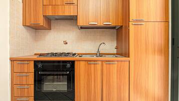 Fridge, oven, stovetop, coffee/tea maker