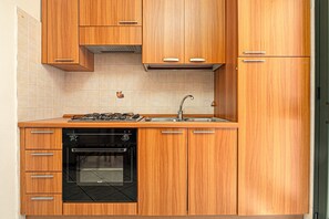 Kühlschrank, Ofen, Herdplatte, Wasserkocher mit Kaffee-/Teezubehör