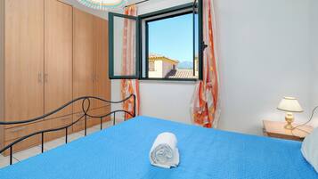 2 bedrooms, iron/ironing board, free WiFi, bed sheets