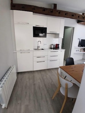 Réfrigérateur, micro-ondes, plaque de cuisson, lave-vaisselle