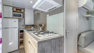 Réfrigérateur, micro-ondes, plaque de cuisson, cafetiÚre/bouilloire