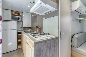 Réfrigérateur, micro-ondes, plaque de cuisson, cafetière/bouilloire