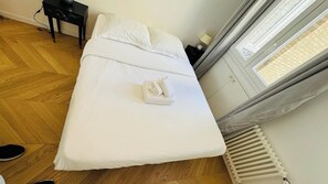 2 chambres, bureau, fer et planche à repasser, lit parapluie