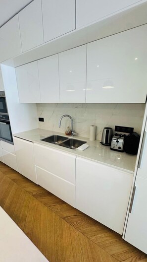 Micro-ondes, four, plaque de cuisson, lave-vaisselle