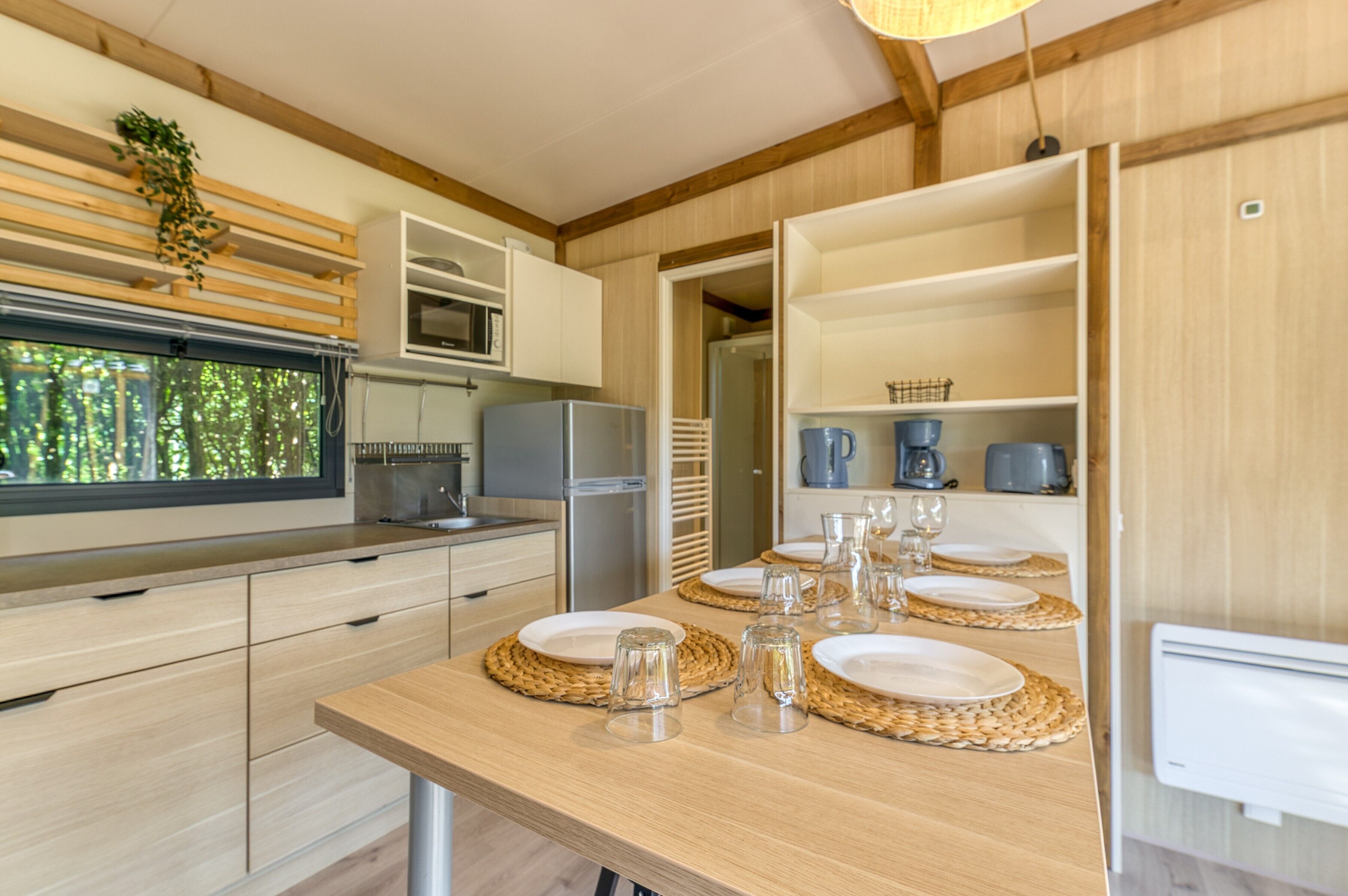 Réfrigérateur, micro-ondes, plaque de cuisson, cafetière/bouilloire